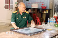 Cựu chiến binh Trần Bình Yên lưu giữ nhiều bức ảnh về những chiếc xe tăng do ký giả quốc tế và Việt Nam chụp vào buổi trưa ngày 30/4/1975. (Ảnh: Nguyễn Chinh/TTXVN)