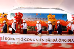 Nghi thức khởi công xây dựng công viên biển "Đá và mạch biển-Chạm vào đá và nghe biển kể chuyện." (Ảnh: Nguyễn Thanh/TTXVN)