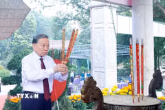 Tổng Bí thư, Chủ tịch nước Tô Lâm dâng hương tưởng niệm, tri ân các Anh hùng-Liệt sỹ tại Nghĩa trang Liệt sỹ Tân Biên (Nghĩa trang Liệt sỹ Đồi 82). (Ảnh: Thống Nhất/TTXVN)