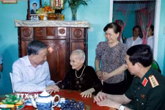 Tổng Bí thư, Chủ tịch nước Tô Lâm cùng Đoàn công tác của Trung ương đến thăm hỏi và tặng quà cho Mẹ Việt Nam Anh hùng Huỳnh Thị Lơ. (Ảnh: Thống Nhất/TTXVN)