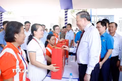 Tổng Bí thư, Chủ tịch nước Tô Lâm tặng quà cho công nhân. (Ảnh: Thống Nhất/TTXVN)