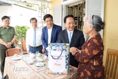 Trưởng Ban Tuyên giáo và Dân vận Trung ương Trịnh Văn Quyết thăm, tặng quà gia đình bà Phan Thị Tịnh (sinh năm 1940, vợ liệt sỹ). (Ảnh: Mai Trang/TTXVN)