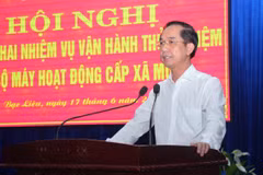 Trưởng Ban Tổ chức Tỉnh ủy Bạc Liêu Hồ Thanh Thủy triển khai các quyết định thành lập Ban trù bị chuẩn bị vận hành thử nghiệm các xã, phường mới. (Ảnh: Chanh Đa/TTXVN)