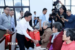 Ủy viên Bộ Chính trị, Thường trực Ban Bí thư Trần Cẩm Tú tặng quà các gia đình chính sách, hộ nghèo tại thành phố Đà Nẵng. (Ảnh: Phương Hoa/TTXVN)