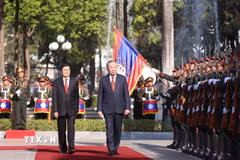Tổng Bí thư Tô Lâm và Tổng Bí thư, Chủ tịch nước Lào Thongloun Sisoulith duyệt Đội danh dự Quân đội Nhân dân Lào. (Ảnh: Thống Nhất/TTXVN)