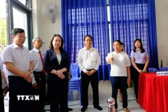 Bà Nguyễn Thị Lịch (đại diện Tổ bầu cử số 16, phường Phan Thiết) báo cáo với Phó Chủ tịch nước Võ Thị Ánh Xuân về công tác chuẩn bị cho ngày bầu cử 15/3 tới. (Ảnh: Nguyễn Dũng/TTXVN)