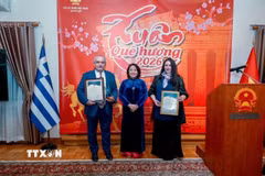 Đại sứ Phạm Thị Thu Hương trao Giải thưởng Thông tin Đối ngoại toàn quốc lần thứ XI cho bạn bè Hy Lạp. (Ảnh: TTXVN phát)