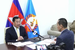 Ông Suos Yara, Phó Trưởng Ban Đối ngoại Trung ương, người phát ngôn Đảng Nhân dân Campuchia (CPP) trả lời phỏng vấn phóng viên TTXVN thường trú tại Phnom Penh. (Ảnh: Hoàng Minh/TTXVN)