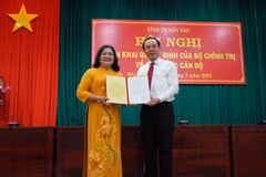 Ủy viên Bộ Chính trị, Bí thư Thành ủy Thành phố Hồ Chí Minh Nguyễn Văn Nên trao quyết định của Bộ Chính trị cho Bí thư Tỉnh ủy Bến Tre Hồ Thị Hoàng Yến. (Ảnh: Huỳnh Phúc Hậu/TTXVN)