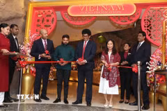 Đại sứ Trịnh Thị Tâm cùng các đại biểu Sri Lanka cắt băng khai trương Tuần lễ Ẩm thực Việt Nam. (Ảnh: TTXVN phát)