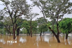 Công viên bờ Nam sông Hương, thành phố Huế vẫn bị ngập sâu do lũ còn trên báo động 3 là 0,37m. (Ảnh: Nguyên Lý/TTXVN)