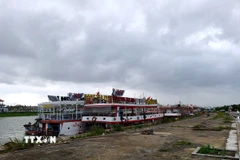 Các du thuyền neo đậu dọc tuyến đường Chương Dương (phường Ngũ Hành Sơn) tránh bão. (Ảnh: Quốc Dũng/TTXVN)