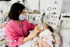 Mẹ và bé trai sơ sinh sau phẫu thuật trong phòng Hồi sức sơ sinh, Bệnh viện Đa khoa tỉnh Khánh Hòa. (Ảnh: TTXVN phát)