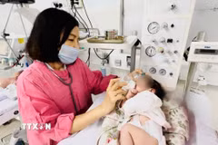 Mẹ và bé trai sơ sinh sau phẫu thuật trong phòng Hồi sức sơ sinh, Bệnh viện Đa khoa tỉnh Khánh Hòa. (Ảnh: TTXVN phát)