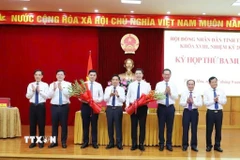 Tặng hoa chúc mừng ông Nguyễn Hoài Anh được bầu giữ chức Chủ tịch Ủy ban Nhân dân tỉnh Thanh Hóa nhiệm kỳ 2021-2026. (Ảnh: TTXVN phát)