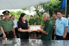 Phó Chủ tịch Ủy ban Nhân dân tỉnh Thái Nguyên Nguyễn Thị Loan thăm hỏi, động viên và truy tặng Bằng khen của Chủ tịch UBND tỉnh cho ông Phan Văn Thành. (Nguồn: Cổng Thông tin điện tử tỉnh Thái Nguyên)