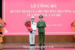 Thượng tướng Nguyễn Ngọc Lâm, Thứ trưởng Bộ Công an trao Quyết định cho Thượng tá Vũ Thanh Tùng. (Nguồn: Cổng thông tin điện tử tỉnh Lạng Sơn)