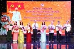 Phó Bí thư Thường trực Tỉnh ủy, Chủ tịch Hội đồng Nhân dân tỉnh Quảng Trị Nguyễn Đăng Quang trao giải B các tác giả, nhóm tác giả. (Nguồn: Báo Quảng Trị)