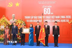 Phó Chủ tịch nước Võ Thị Ánh Xuân trao Huân chương Lao động hạng Ba của Chủ tịch nước tặng Bảo tàng Mỹ thuật Việt Nam. (Ảnh: Khánh Hòa/TTXVN)