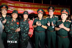 Thượng tướng Phùng Sĩ Tấn, Phó Tổng Tham mưu trưởng Quân đội nhân dân Việt Nam chúc mừng các thành viên trong đoàn trở về. (Ảnh: An Đăng/TTXVN)
