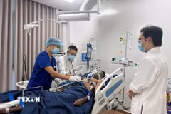 Lãnh đạo đặc khu Phú Quốc thăm hỏi nạn nhân đang chăm sóc, điều trị tại bệnh viện trên đảo Phú Quốc. (Ảnh: TTXVN phát)