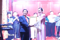Trao Quyết định thành lập Câu lạc bộ Họ Trần Việt Nam tại Lào. (Ảnh: Xuân Tú/TTXVN)