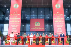 Đại tướng Lương Tam Quang, Bộ trưởng Bộ Công an và các đại biểu thực hiện nghi thức cắt băng khánh thành công trình Trung tâm chỉ huy, điều hành, tác chiến xuất nhập cảnh. (Ảnh: Phạm Kiên/TTXVN)