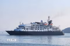 Tàu du lịch Noble Caledonia-Island Sky cập Cảng Quy Nhơn. (Ảnh: Sỹ Thắng/TTXVN)