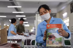 Sách giáo khoa do Nhà xuất bản Giáo dục Việt Nam phát hành. (Ảnh: Thanh Tùng/TTXVN)