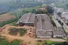 Khu nhà xưởng sản xuất than cũ tại thôn Đào Kiều 1, xã Thịnh Hưng (Yên Bình, Yên Bái) nằm dọc theo Quốc lộ 70 và khu dân cư. (Ảnh: TTXVN phát)