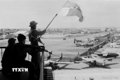Cờ giải phóng tung bay trên sân bay Tân Sơn Nhất, ngày 30/4/1975. (Ảnh: Quang Thành/TTXVN)