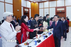 Thường trực Ban Bí thư Trần Cẩm Tú với các Bí thư Chi bộ xuất sắc toàn quốc. (Ảnh: Phương Hoa/TTXVN)