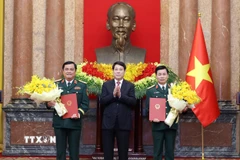 Chủ tịch nước Lương Cường trao Quyết định thăng quân hàm từ Trung tướng lên Thượng tướng đối với ông Đỗ Xuân Tụng, Phó Chủ nhiệm Tổng cục Chính trị Quân đội nhân dân Việt Nam và ông Đỗ Văn Bảnh, Chính ủy Học viện Quốc phòng. (Ảnh: Lâm Khánh/TTXVN)