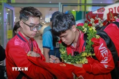Cầu thủ đội tuyển bóng đá Việt Nam ký tặng người hâm mộ. (Ảnh: Phan Phương/TTXVN)