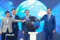 Thủ tướng Phạm Minh Chính và các đại biểu thực hiện nghi thức công bố kết quả xuất nhập khẩu năm 2025. (Ảnh: Dương Giang/TTXVN)