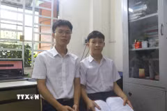 Đôi bạn thân Vũ (bìa trái) và Khải cùng nhau đồng hành trong học tập và cuộc sống. (Ảnh: Thanh Thủy/TTXVN)