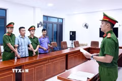 Cơ quan Cảnh sát điều tra Công an tỉnh Tuyên Quang thi hành Lệnh giữ người trong trường hợp khẩn cấp đối với Nguyễn Hà Duy. (Ảnh: TTXVN phát)