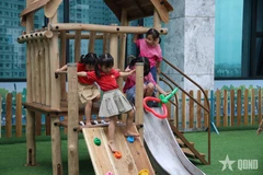 Các em nhỏ háo hức với khu vui chơi tại Bệnh viện Nhi Hà Nội. (Nguồn: Quân đội Nhân dân)