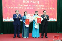 Các đồng chí Thường trực Tỉnh ủy tặng hoa chúc mừng bà Lường Thị Vân Anh và bà Dương Tú Anh. (Nguồn: Báo Sơn La)