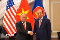 Đại sứ Lào Phoukhong Sisoulath (trái) và Đại sứ Việt Nam tại Washington Nguyễn Quốc Dũng chụp ảnh chung. (Ảnh: Ngọc Quang/TTXVN)