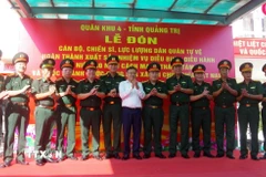 Lãnh đạo tỉnh Quảng Trị, Bộ Tư lệnh Quân khu 4 và Bộ Chỉ huy Quân sự tỉnh Quảng Trị cùng các lực lượng chụp ảnh kỷ niệm. (Ảnh: TTXVN phát)