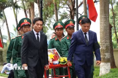 Ông Nguyễn Doãn Anh (bên trái), Ủy viên Trung ương Đảng, Phó Chủ tịch Quốc hội tham gia Lễ viếng, truy điệu, an táng hài cốt các liệt sỹ. (Ảnh: Ngọc Minh/TTXVN)