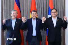 Thủ tướng Lê Minh Hưng cùng Thủ tướng Campuchia Hun Manet (trái) và Thủ tướng Lào Sonexay Siphandone ăn sáng và làm việc sáng 8/5/2026. (Ảnh: Dương Giang/TTXVN)