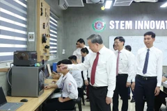 Tổng Bí thư Tô Lâm tặng phòng học STEM cho Trường THPT Kim Liên. (Ảnh: Thống Nhất/TTXVN)