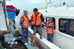 Hải đội Biên phòng 2, Bộ đội Biên phòng tỉnh Ninh Bình kịp thời cứu 2 ngư dân gặp nạn trên biển. (Ảnh: TTXVN phát)