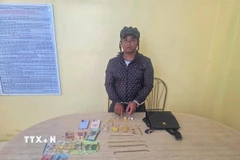 Đối tượng Nguyễn Huỳnh Lợi cùng tang vật gồm tiền mặt và nhiều trang sức vàng tại cơ quan Công an tỉnh Tây Ninh. (Ảnh: TTXVN phát)