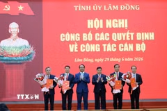 Lãnh đạo tỉnh ủy Lâm Đồng trao quyết định bổ nhiệm cho các cán bộ tại Hội nghị. (Ảnh: Nguyễn Dũng/TTXVN)