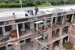 Đơn vị thi công tăng ca, tăng kíp nhằm bảo đảm tiến độ công trình. Ảnh minh họa. (Ảnh: Hữu Quyết/TTXVN)