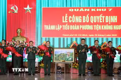 Lãnh đạo Quân khu 7 tặng hoa chúc mừng Ban lãnh đạo Tiểu đoàn. (Ảnh: Đoàn Mạnh Dương/TTXVN)