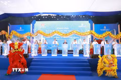 Các đại biểu bấm nút khởi công dự án Nhà ở xã hội Khu đô thị Cầu Trúc, phường Bách Quang. (Ảnh: Trần Trang/TTXVN)